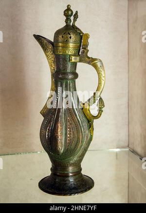 Bahchisaraj, Russie - 18 septembre 2020 : carafe en bronze sous la forme d'un oiseau stylisé. Banque D'Images