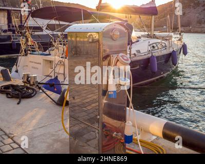 Balaklava, Russie - 18 septembre 2020 : point de connexion électrique à terre dans la marina Banque D'Images