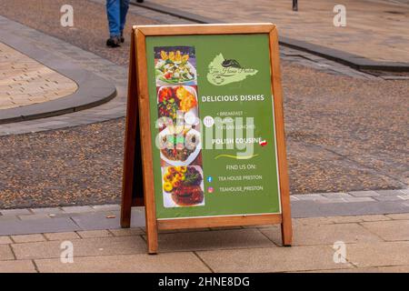 Délicieux plats annoncés ; menu polonais et cafés et bar à déjeuner à Preston, Lancashire, Royaume-Uni Banque D'Images