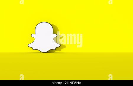 Logo Snapchat sur fond de mur jaune avec ombre dure et espace pour le texte et les graphiques. 3D rendu. Banque D'Images