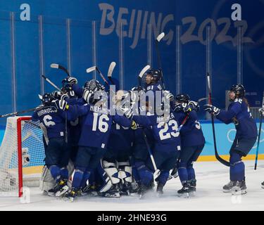 Pékin, Hebei, Chine. 16th févr. 2022. La Finlande célèbre la victoire de la Suisse dans le match féminin de la médaille de bronze au hockey sur glace lors des Jeux Olympiques d'hiver de 2022 à Beijing au centre sportif de Wukesong. (Image de crédit : © David G. McIntyre/ZUMA Press Wire) Banque D'Images