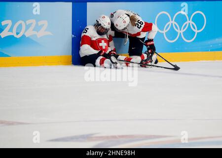 Pékin, Hebei, Chine. 16th févr. 2022. La Finlande célèbre la victoire de la Suisse dans le match féminin de la médaille de bronze au hockey sur glace lors des Jeux Olympiques d'hiver de 2022 à Beijing au centre sportif de Wukesong. (Image de crédit : © David G. McIntyre/ZUMA Press Wire) Banque D'Images