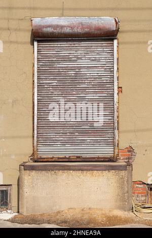 Ancienne porte rouillée sur le petit quai de chargement. Banque D'Images