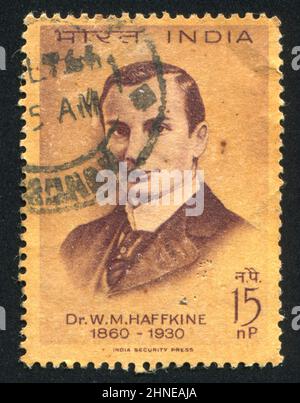 INDE - VERS 1964: Timbre imprimé par l'Inde, montre Dr. Waldemar M. Haffkine, vers 1964 Banque D'Images