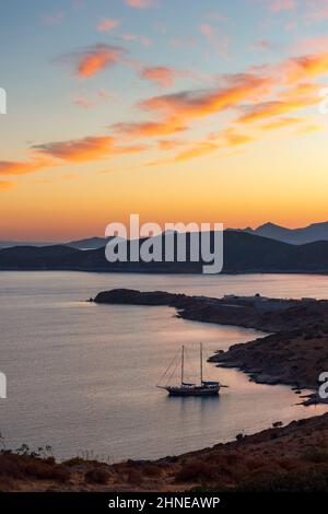 Magnifique coucher de soleil pittoresque avec nuages roses sur la mer Égée. Bodrum, Mugla, Turquie. Banque D'Images
