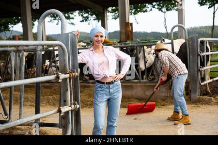 Agricultrice en cowshed Banque D'Images