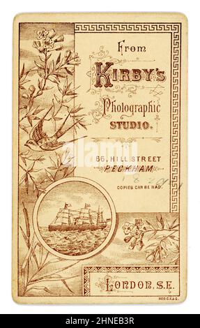 Inverse de la carte de visite victorienne originale décorée avec soin (CDV) ou carte de visite avec un oiseau hirondelle, des fleurs et un bateau - de Kirby's Photographic Studio 66 Hill Street, Peckham, South East London, Royaume-Uni vers la fin 1880s, 1890 Banque D'Images