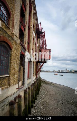 Appartements dans un entrepôt reconverti, Wapping, un ancien domaine de quais réaménagé à Tower Hamlets, Londres, Royaume-Uni Banque D'Images