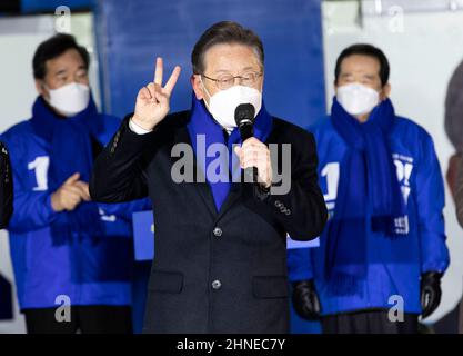 Séoul, Corée du Sud. 15th févr. 2022. Le candidat à la présidence sud-coréen Lee Jae-myung, du parti démocrate au pouvoir, s'exprime lors d'une campagne présidentielle au terminal Express bus de Séoul, en Corée du Sud, le 15 février 2022. Les candidats ont lancé la campagne officielle mardi pour l'élection présidentielle sud-coréenne du 9 mars. (Photo de Lee Young-ho/Sipa USA) crédit: SIPA USA/Alay Live News Banque D'Images