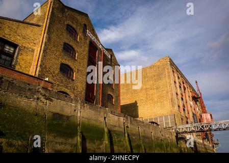 Appartements dans un entrepôt reconverti, Wapping, un ancien domaine de quais réaménagé à Tower Hamlets, Londres, Royaume-Uni Banque D'Images