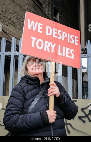 Londres, Royaume-Uni. 16th févr. 2022. Des manifestants anti-gouvernement et anti-Brexit, dont Steve Bray, l'homme du « top Brexit », se rassemblent aujourd'hui à l'extérieur de la gare de Waterloo à Londres avec des pancartes, des bannières et des drapeaux. Credit: Imagetraceur/Alamy Live News Banque D'Images