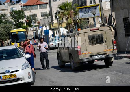 Véhicule de l'armée israélienne patrouilant dans les rues de Cisjordanie Banque D'Images