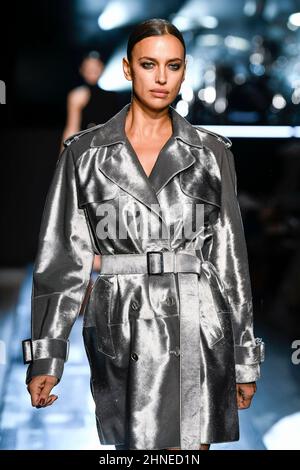 Model Irina Shayk marche sur la piste au spectacle de mode Michael Kors pendant l'automne hiver 2022 Collections Fashion Show à New York Fashion week à New York, NY, le 15 février 2022. (Photo de Jonas Gustavsson/Sipa USA) Banque D'Images