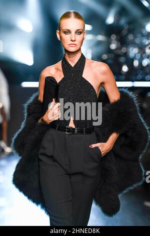 Model Caroline Trentini marche sur la piste au Michael Kors Fashion Show pendant l'automne hiver 2022 Collections Fashion Show à New York Fashion week à New York, NY, le 15 février 2022. (Photo de Jonas Gustavsson/Sipa USA) Banque D'Images