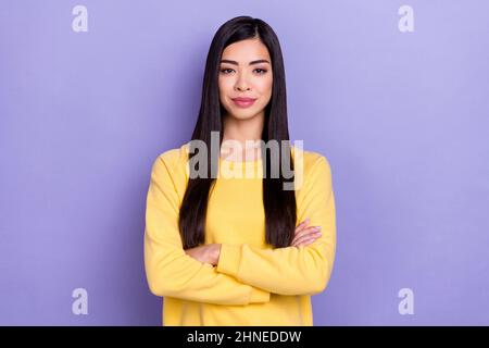 Photo de la jeune jolie femme plié mains agent gestionnaire avocat promoteur isolé sur fond violet couleur Banque D'Images