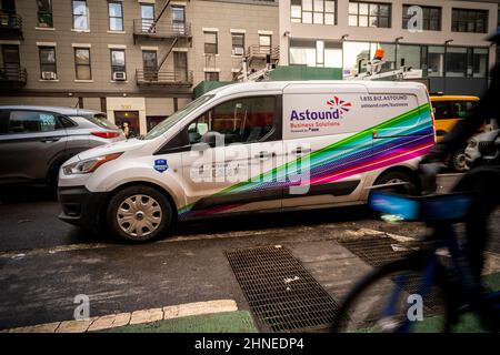 Un véhicule stationné à New York, portant la marque Astuound Broadband, le mercredi 2 février 2022. Anciennement RCN, le fournisseur de câbles a rebaptisé Astud Broadband, ainsi que d'autres sociétés régionales d'opérateurs de systèmes multiples (MSO), Grande, Wave, enTouch et Digital West. Les fournisseurs régionaux combinés sont maintenant le sixième plus grand MSO aux États-Unis (© Richard B. Levine) Banque D'Images