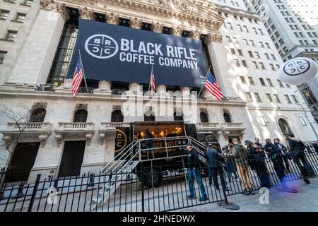 La façade de la Bourse de New York est décorée pour être mise en vente par une SPAC de Black Rifle Coffee Company le jeudi 10 février 2022. La société de café détenue par un ancien combattant a fusionné avec la société de chèques vierges Silverbox a engagé la fusion Corp. Via un SPAC. La marque est populaire auprès des conservateurs et des amateurs de droits d'armes à feu. La société prévoit d'ouvrir environ 78 « avant-postes » de détail d'ici 2023. (© Richard B. Levine) Banque D'Images