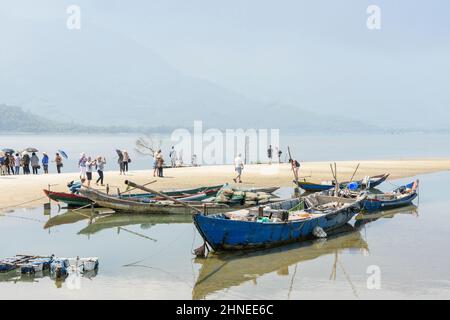 Touristes visitant Lap an Lagoon, Lang Co Bay (près de Hue), Phu Loc district, Thua Thien Hue province, centre Vietnam, Asie du Sud-est Banque D'Images