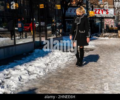 Les piétons manœuvrent à travers des trottoirs non défrichés dans Greenwich Village à New York le dimanche 30 janvier 2022, après un NOR-Pâques a déversé 8 pouces dans la ville et le temps froid a gelé la neige. (© Richard B. Levine) Banque D'Images