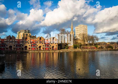 Shadwell Basin est un complexe de logements et de loisirs construit autour d'un quai inutilisé à Wapping, Tower Hamlets, Londres, Royaume-Uni Banque D'Images