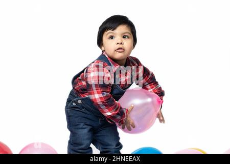 Happy Asian Indian Toddler Boy jouant avec des ballons. Amusement, activité, pré-école, éducation, maternelle, Anniversaire, apprentissage, activité à domicile, École, Banque D'Images