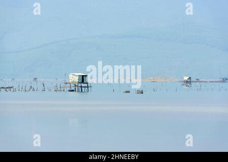 Cabanes et filets de pêche au Lap an Lagoon, à la baie de Lang Co (près de Hue), dans le district de Phu Loc, dans la province de Thua Thien Hue, au centre du Vietnam Banque D'Images