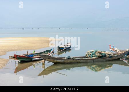 Bateaux de pêche traditionnels en bois sur le lagon de Lap an, la baie de Lang Co (près de Hue), le district de Phu Loc, la province de Thua Thien Hue, le centre du Vietnam Banque D'Images