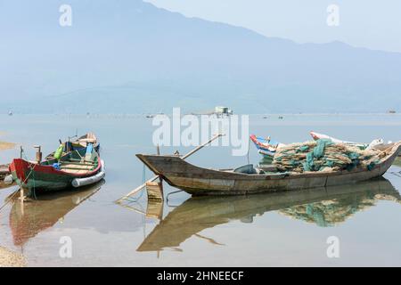 Bateaux de pêche traditionnels en bois sur le lagon de Lap an, la baie de Lang Co (près de Hue), le district de Phu Loc, la province de Thua Thien Hue, le centre du Vietnam Banque D'Images