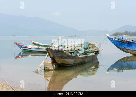 Bateaux de pêche traditionnels en bois sur le lagon de Lap an, la baie de Lang Co (près de Hue), le district de Phu Loc, la province de Thua Thien Hue, le centre du Vietnam Banque D'Images