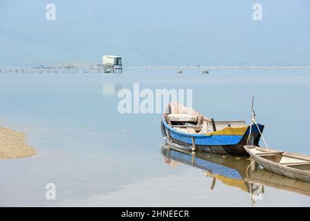 Bateaux de pêche traditionnels en bois sur le lagon de Lap an, la baie de Lang Co (près de Hue), le district de Phu Loc, la province de Thua Thien Hue, le centre du Vietnam Banque D'Images