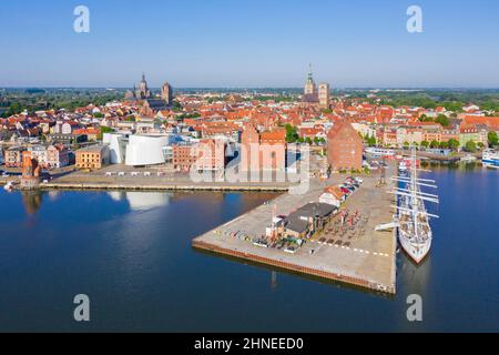 Vue aérienne sur l'aquarium public Ozeaneum et la barque à trois mâts Gorch Fock amarrée dans le port de la ville Stralsund, Mecklembourg-Poméranie-Occidentale, Allemagne Banque D'Images