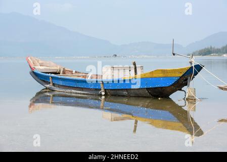 Un bateau de pêche traditionnel en bois sur le lagon de Lap an, la baie de Lang Co (près de Hue), le district de Phu Loc, la province de Thua Thien Hue, le centre du Vietnam Banque D'Images