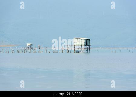 Cabanes et filets de pêche au Lap an Lagoon, à la baie de Lang Co (près de Hue), dans le district de Phu Loc, dans la province de Thua Thien Hue, au centre du Vietnam Banque D'Images