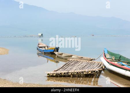 Bateaux de pêche traditionnels en bois sur le lagon de Lap an, la baie de Lang Co (près de Hue), le district de Phu Loc, la province de Thua Thien Hue, le centre du Vietnam Banque D'Images