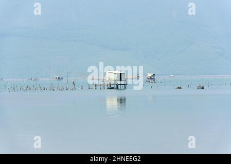 Cabanes et filets de pêche au Lap an Lagoon, à la baie de Lang Co (près de Hue), dans le district de Phu Loc, dans la province de Thua Thien Hue, au centre du Vietnam Banque D'Images