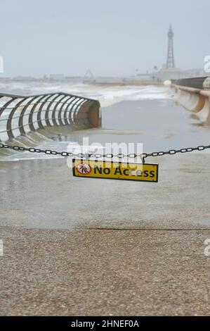 Storm Dudley, l'une des deux tempêtes qui frappent le Royaume-Uni arrive à Blackpool sur la côte nord-ouest de l'Angleterre, suivie de près par la tempête Eunice 24 heures plus tard, les deux amenant de fortes pluies et des vents très forts Banque D'Images