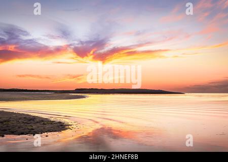 Appledore, North Devon, Angleterre. Une soirée de juillet tranquille sur l'estuaire de la rivière Torridge tandis que le soleil se couche derrière les rows de Norram près d'Appledore dans le Nord Banque D'Images