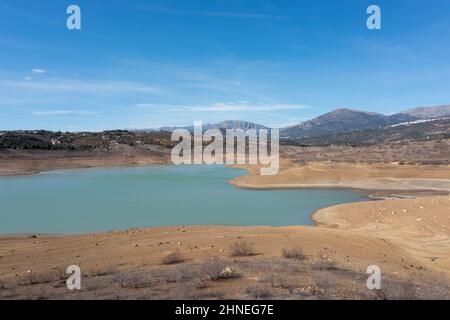 Vue sur le lac Vinuela dans les montagnes de l'arrière-pays de la province de Malaga, dans le sud de l'Espagne Banque D'Images