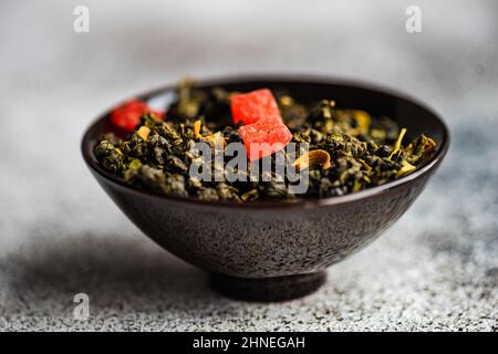 Bol de feuilles de thé vert sencha à la mangue séchée Banque D'Images