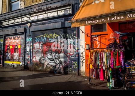 Personnes marchant sur Whitechapel Road, Tower Hamlets, Londres, Royaume-Uni Banque D'Images