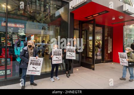 Des membres et des partisans de Samidoun, le réseau palestinien de solidarité des prisonniers, protestent devant le magasin Puma de la Cinquième Avenue à New York le samedi 12 février 2022. Les activistes appellent à un boycott de la société allemande de vêtements d'athlétisme qui s'oppose à leur parrainage de l'Association israélienne de football. (© Richard B. Levine) Banque D'Images