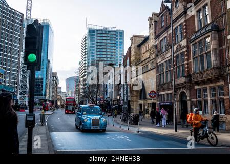 Whitechapel High Street avec Relay Building, un immeuble résidentiel construit en 2015, Tower Hamlets, Londres, Royaume-Uni Banque D'Images