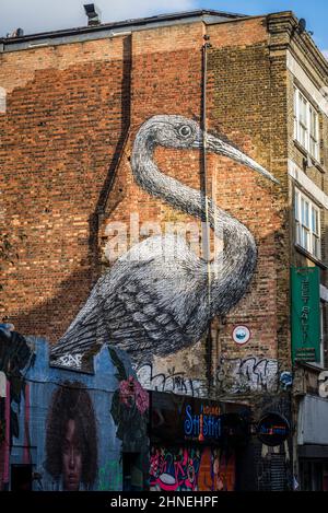 Stork Graffiti art à Hanbury Street, à côté de Brick Lane, la célèbre rue de Londres, qui abrite la communauté bangladaise connue pour ses restaurants de curry, désormais un restaurant branché Banque D'Images