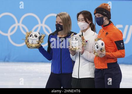 Pékin, Chine. 16th févr. 2022. Arianna Fontana d'Italie, à gauche, Minjeong Choi de Corée du Sud, centre, Et Suzanne Scholing des pays-Bas, posez avec leurs mascottes Bing Dwen Dwen lors de la cérémonie du patinage de vitesse sur piste courte de Women's 1500m dans le stade intérieur de la capitale à l'olympique d'hiver 2022 de Beijing le mercredi 16 février 2022. Minjeong Choi, de Corée du Sud, a remporté la médaille d'or, Arianna Fontana, d'Italie, la médaille d'argent et Suzanne Scholing, des pays-Bas, la médaille de bronze. Photo de Richard Ellis/UPI crédit: UPI/Alay Live News Banque D'Images