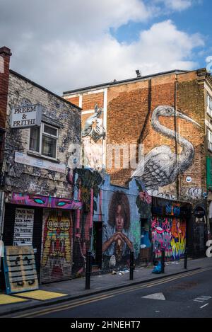 Stork Graffiti art à Hanbury Street, à côté de Brick Lane, la célèbre rue de Londres, qui abrite la communauté bangladaise connue pour ses restaurants de curry, désormais un restaurant branché Banque D'Images