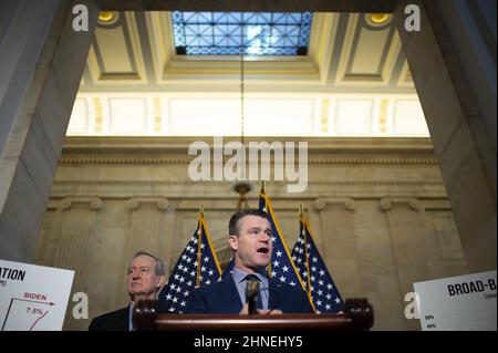 Washington, États-Unis. 16th févr. 2022. Le sénateur Todd Young, R-IN, parle lors d'une conférence de presse tenue par le sénateur Mike Crapo, R-ID, sur la hausse de l'inflation au Capitole des États-Unis à Washington, DC, le mercredi 16 février 2022. Photo de Bonnie Cash/UPI Credit: UPI/Alay Live News Banque D'Images