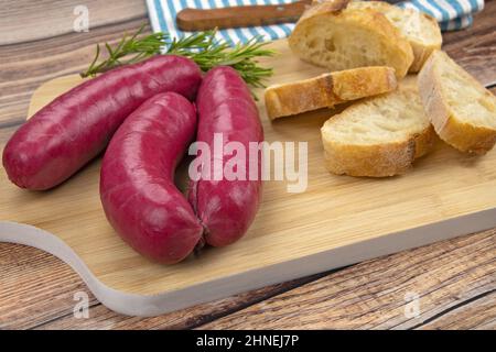 saucisse de cheval entière sur une planche de bois avec du pain Banque D'Images