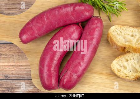 saucisse de cheval entière sur une planche de bois avec du pain Banque D'Images