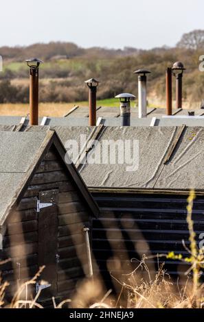 cheminées de cabanes de plage Walberswick Banque D'Images