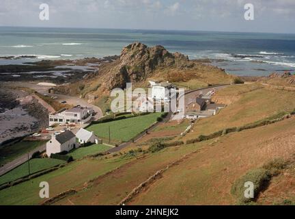 1960s, vue historique de cette époque, d'en haut, au-dessus de l'Etacq, Jersey, îles Anglo-Normandes, Montrant l'Hôtel l'Etcherel, la pointe rocheuse, le paysage environnant et l'océan Atlantique. Banque D'Images